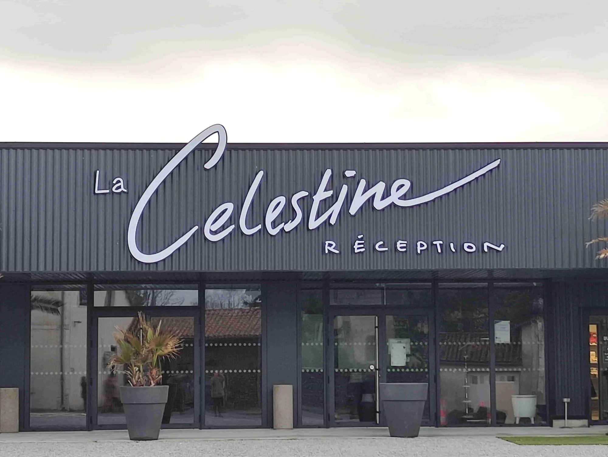 L’entrée de la salle de réception La Célestine et son enseigne