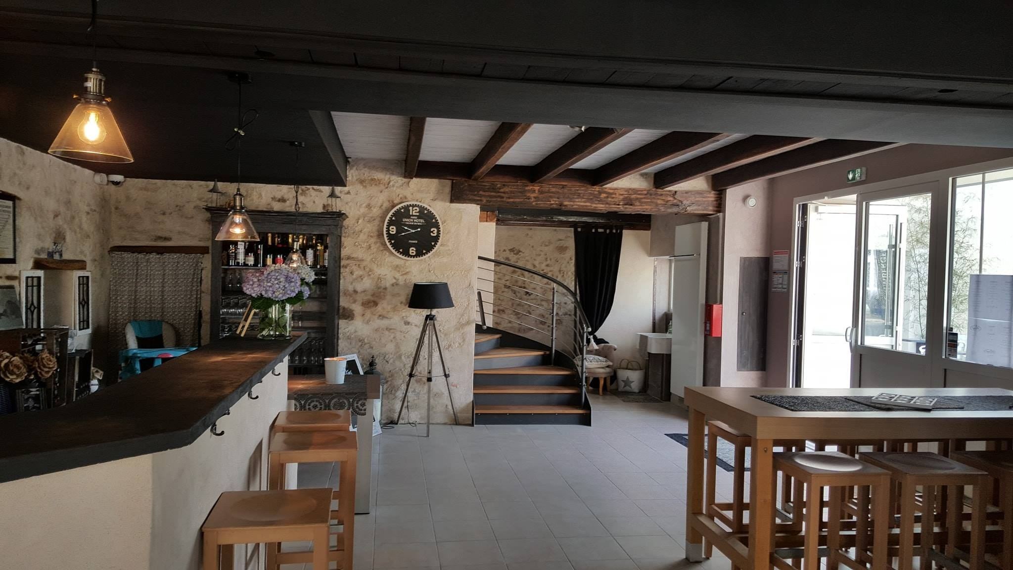 Le bar du restaurant, ses tabourets hauts et l’escalier qui monte à l’étage