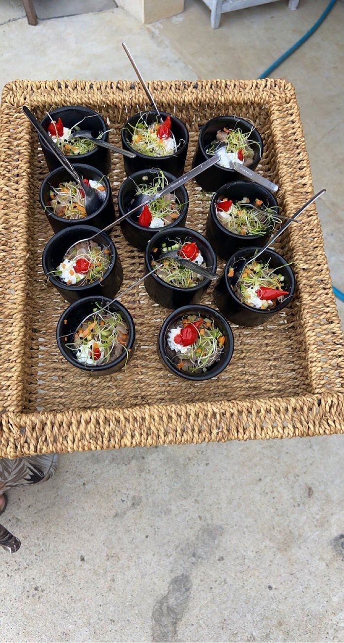 Verrines du cocktail rangées dans un plateau tressé