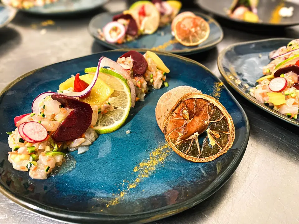 Ceviche dressé sur céramique bleue
