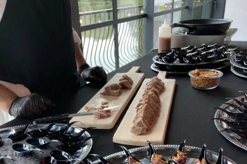 Découpe au buffet devant les invités