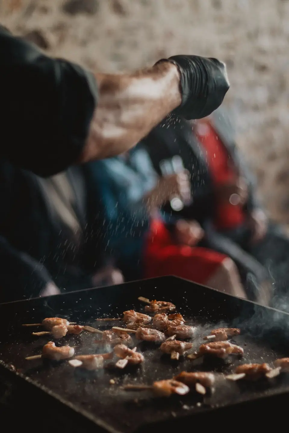 Volée de sel sur les gambas à la plancha